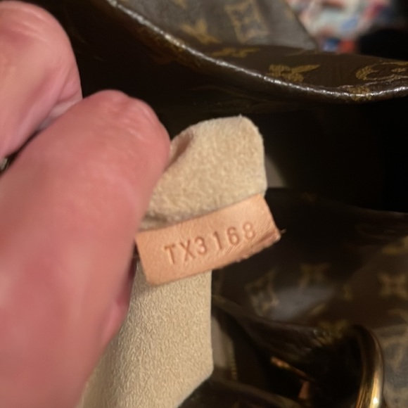 Louis Vuitton - Picture 7 of 7